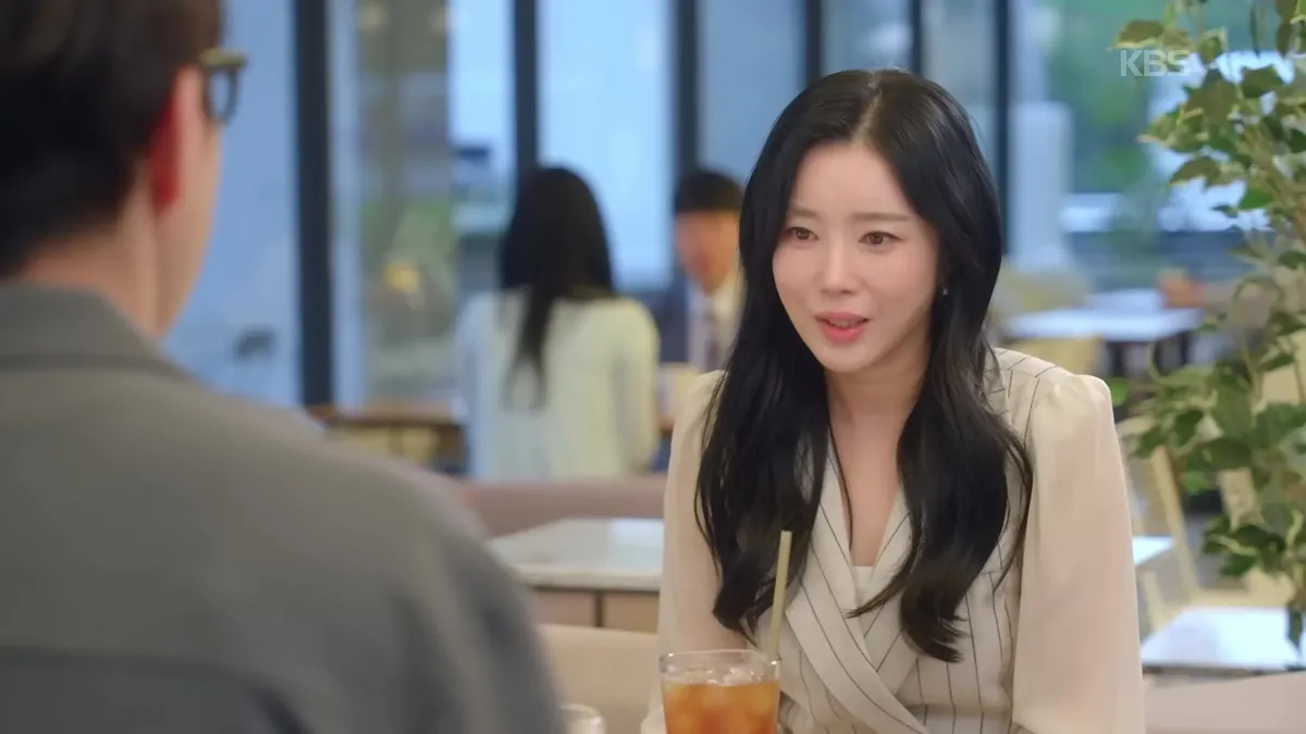 Cảnh phim trong bộ phim truyền hình của KBS: Kim Soo-ah và Choi Seong-won đang trò chuyện bên bàn cà phê