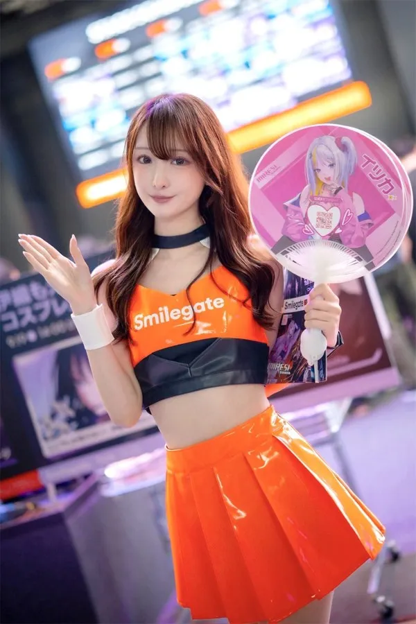 Model Nana radiates doll-like beauty while holding an 'Itsuka' character fan at the Smilegate booth