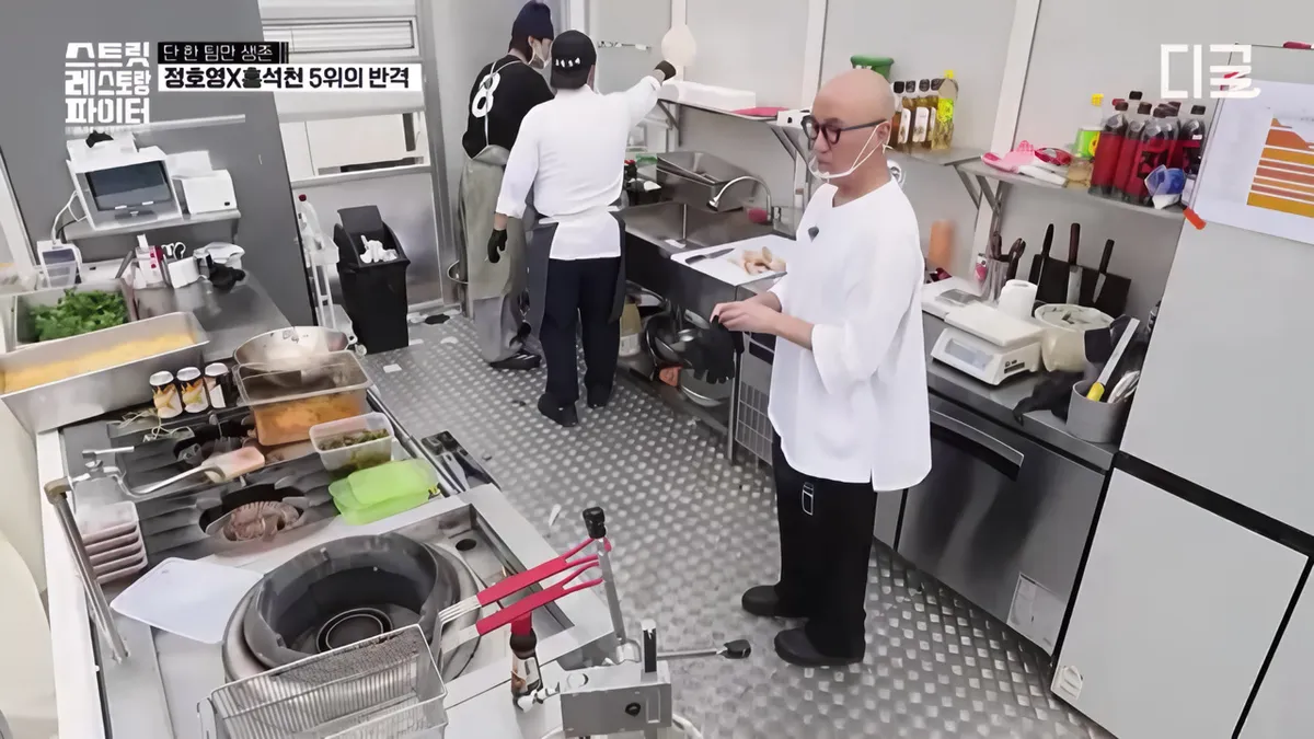 Chef Jung Ho-young's Team Continues Intense Kitchen Preparations