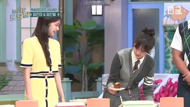 Jung Hae-in bows his head while writing down an answer during a quiz on tvN's Amazing Saturday