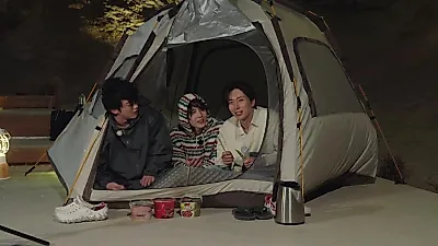 Cast members struggle with strong winds in 'The Prince and the Pauper'