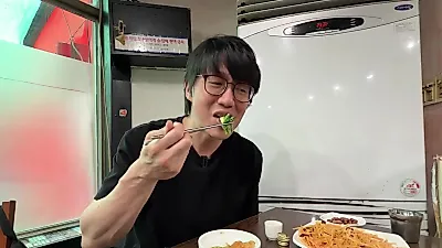 Sung Si-kyung visita restaurante chino en Chungmuro y elogia su sabor auténtico