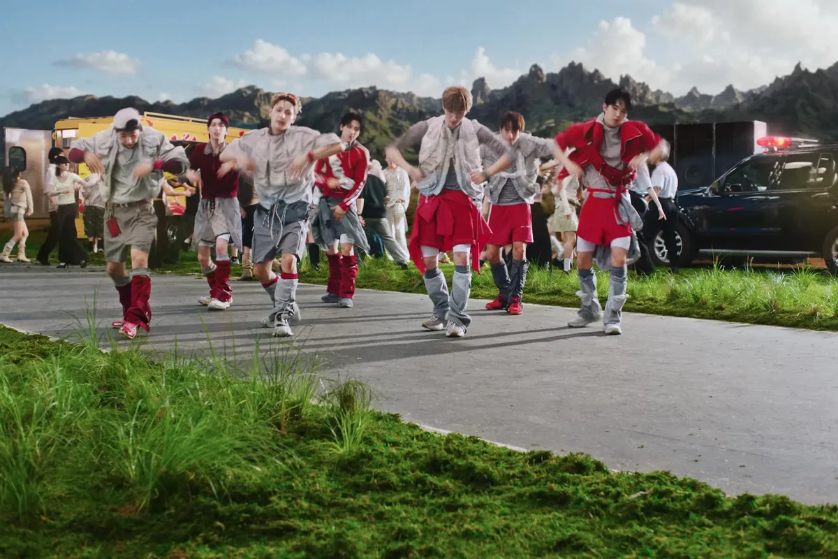 Los miembros de NEXZ presentan su coreografía al aire libre en el teaser del MV de 'SAUCIN'