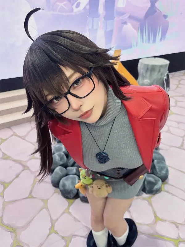Model Ram radiates intellectual and cute charm toward the camera