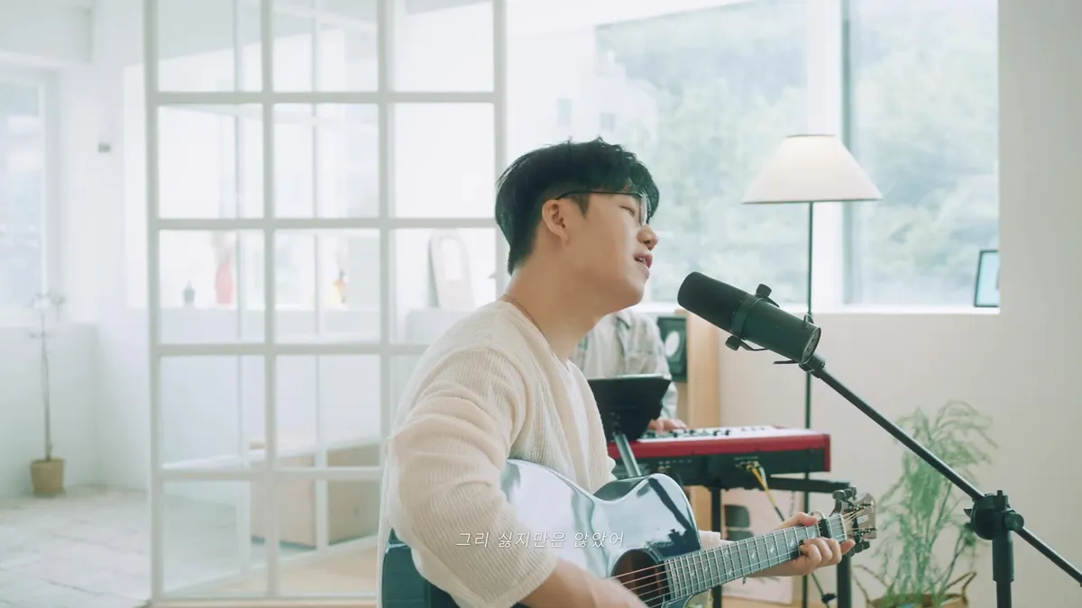 Hong Dae-kwang revela un nuevo encanto con la versión acústica de 'Todas las estaciones están llenas de ti'