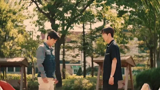 Baek Seong-hyeon và Yoon Jong-hoon đối mặt nhau tại sân chơi
