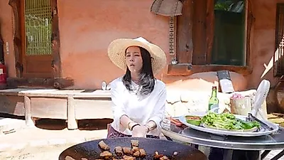Han Ga-in enjoys pork belly and soju in cozy post-vacation mukbang