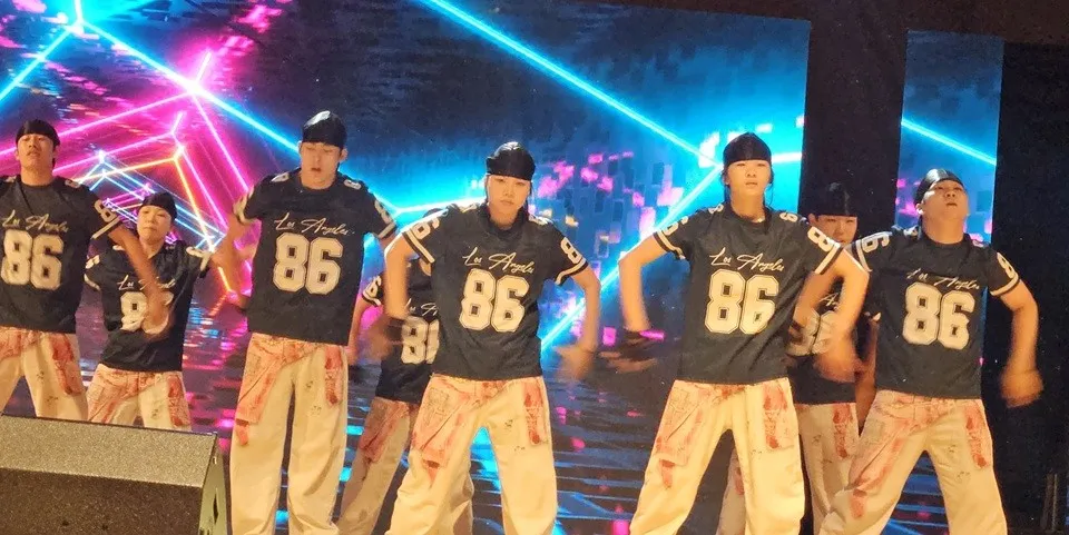 Las estudiantes ovacionan el espectacular y potente baile K-pop del equipo coreano