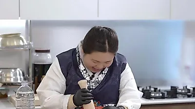Park Seo-jin y Park Hyo-jeong preparan songpyeon con ingredientes inusuales