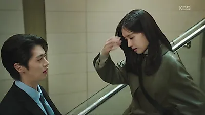 Ahn Eun-jin and Lee Joo-ahn face off in tense standoff over a single photo