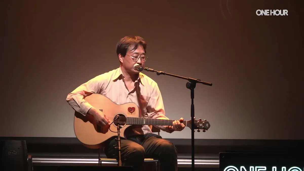 Kim Il-doo cautiva con su talento al cantar y tocar la guitarra