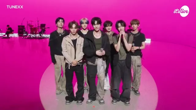 TUNEXX Members Greet Fans Together Following 'it's Live' and 'OVER X' Performances