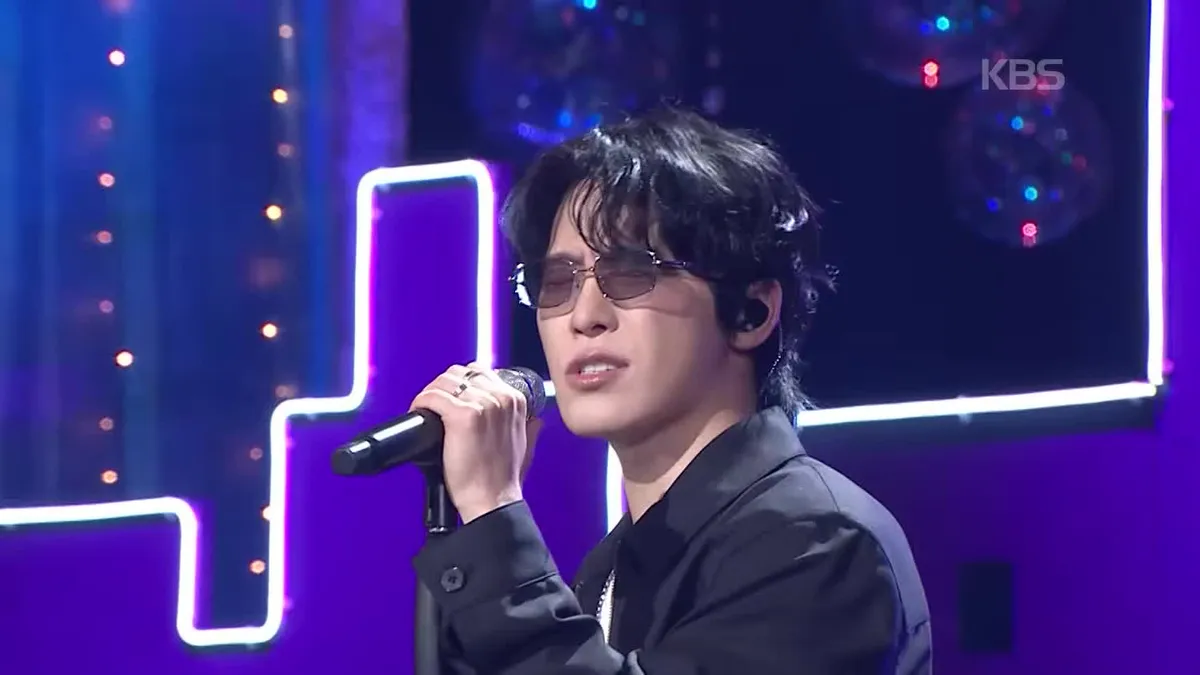SEVENTEEN(セブンティーン)ディノ、『Open Music Festival』で披露した『Love Sick』のステージ場面
