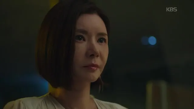 KBSドラマ映像:チャン・ソヒがチョン・ヘウォンを見つめ、冷ややかな表情を浮かべる場面