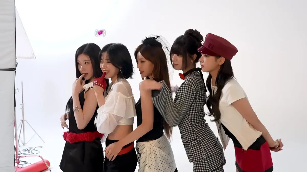 ITZY、5回目のファンミーティングに向けたポスター撮影で完璧なケミストリーを披露
