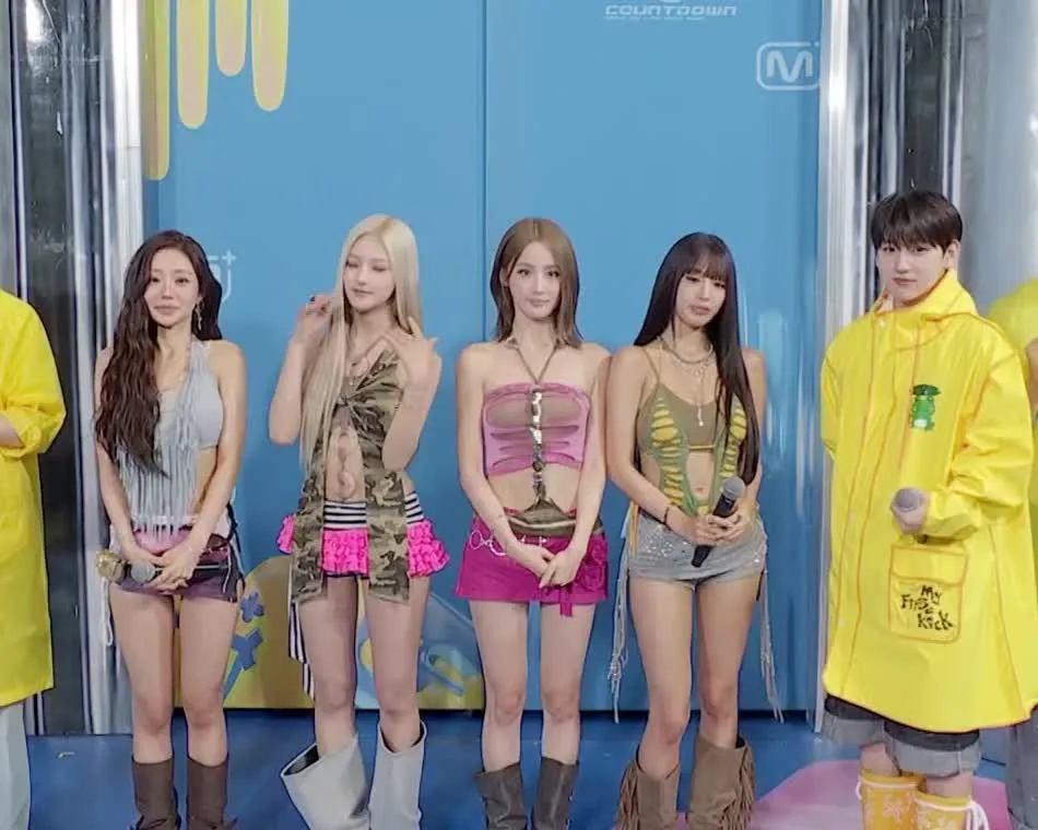 Các thành viên KISS OF LIFE giới thiệu ca khúc mới trong buổi phỏng vấn tái xuất tại M Countdown