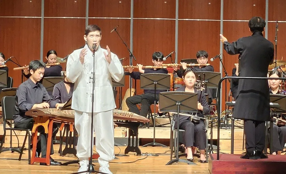 Singer Seo Yu-seok adds depth of emotion with 'Passing Years' and 'Arirang Alone' accompanied by traditional Korean music