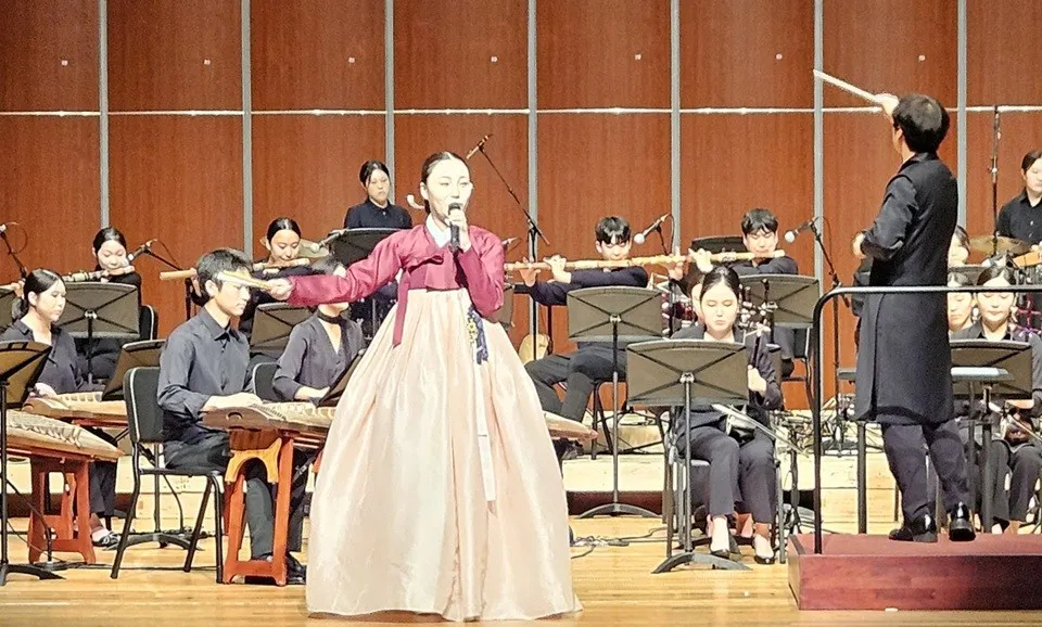 Singer Kim Su-young adds excitement with performances of 'Ssukdaemeori' from Chunhyangga and 'Heungbuga'