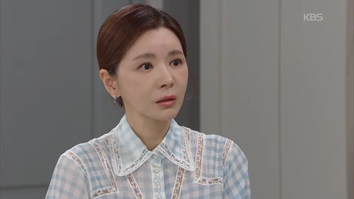 Joo Sae-byeok stares at her opponent with a hardened expression in a scene from 'Trap of Desire'