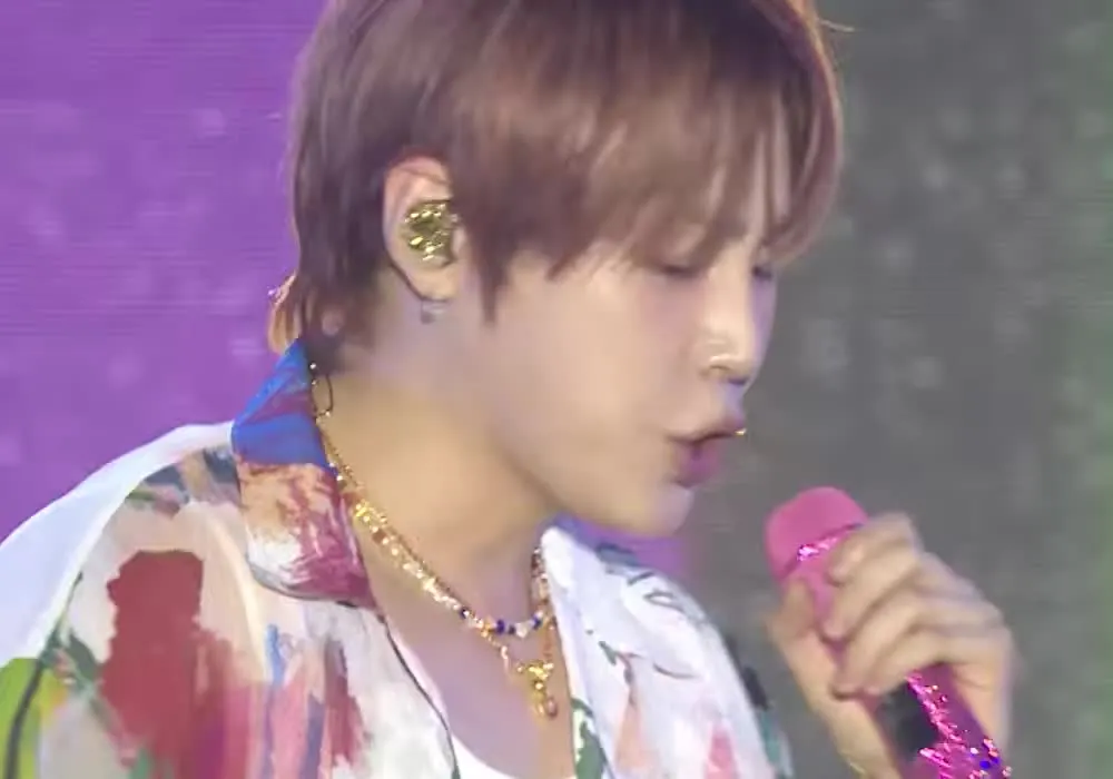 Ha Sung-woon trình diễn Strawberry Gum tại sân khấu K-POP SUPER LIVE trong khuôn khổ Lễ hội Bùn Boryeong 2026