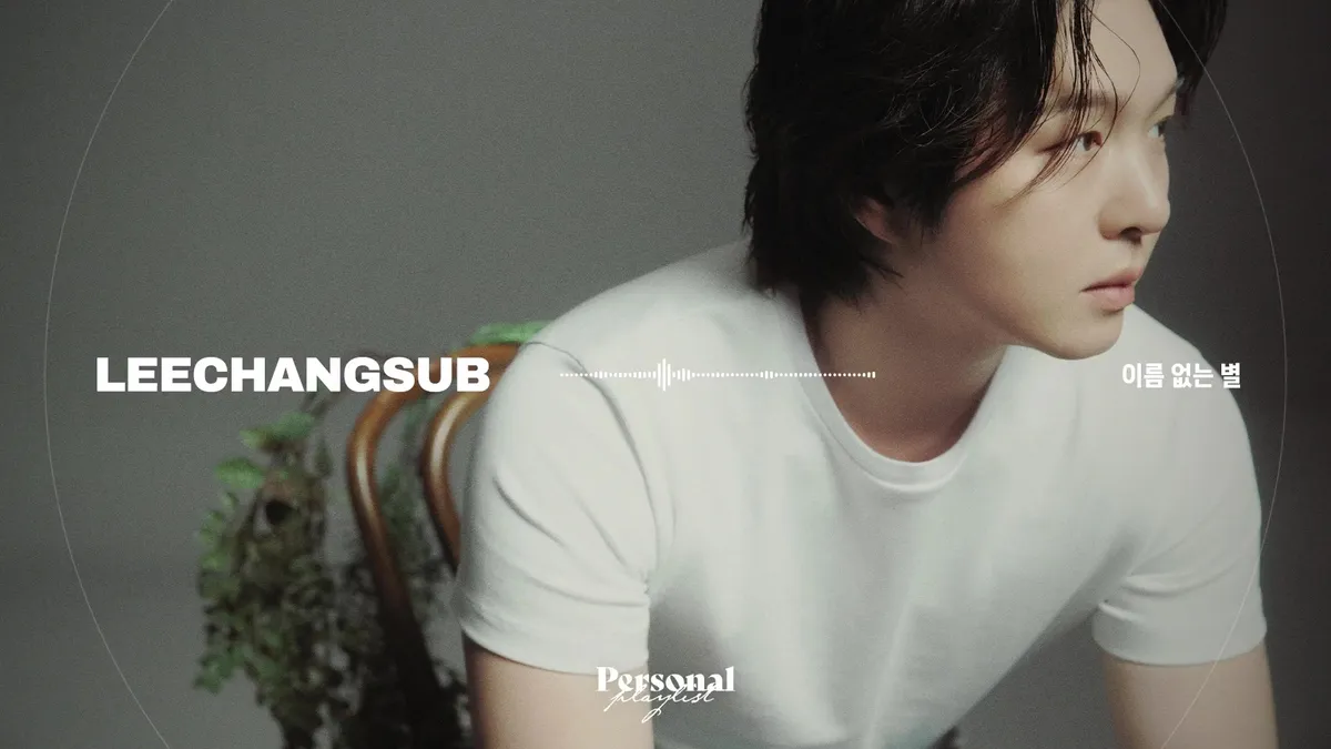 Lee Chang-sub posa con una camiseta blanca mirando hacia un lado