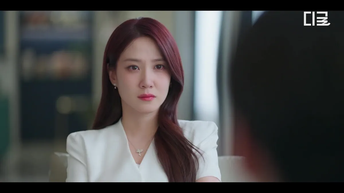 Park Eun-bin gazes at her counterpart with a serious expression