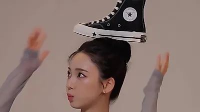 Karina's gaze techniques: 'head first' vs. 'eyes first'