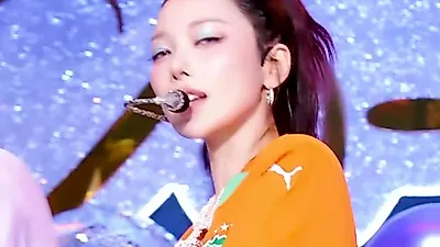 KARD、「Back To Life」を立体音響で披露。イヤホンで没入する新感覚ステージ