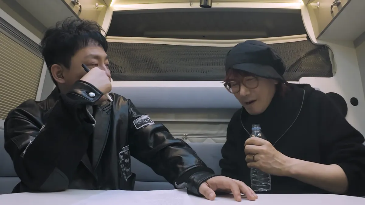 Kim Jang-hoon y Hyun Jin-young comparten una conversación sincera dentro de un vehículo