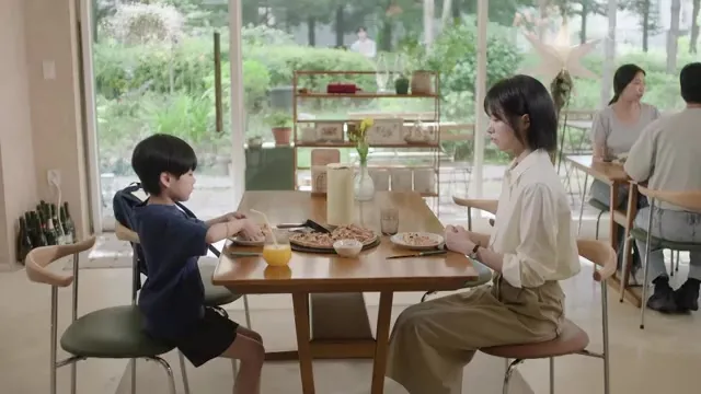 Jeong Bo-min and Bae Yoon-gyu sit facing each other across a cafe table in KBS drama 'Love Comes'