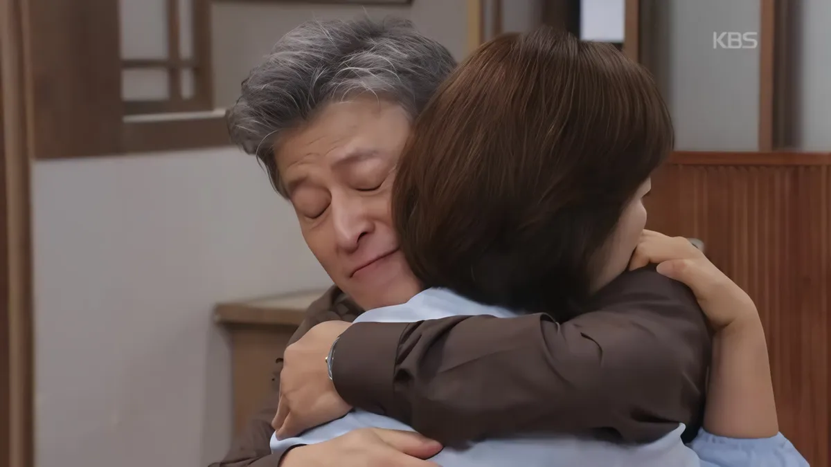 Kwon Hae-hyo abraza a Yoon Yoo-sun con sinceridad en el drama coreano 'Love is Coming'