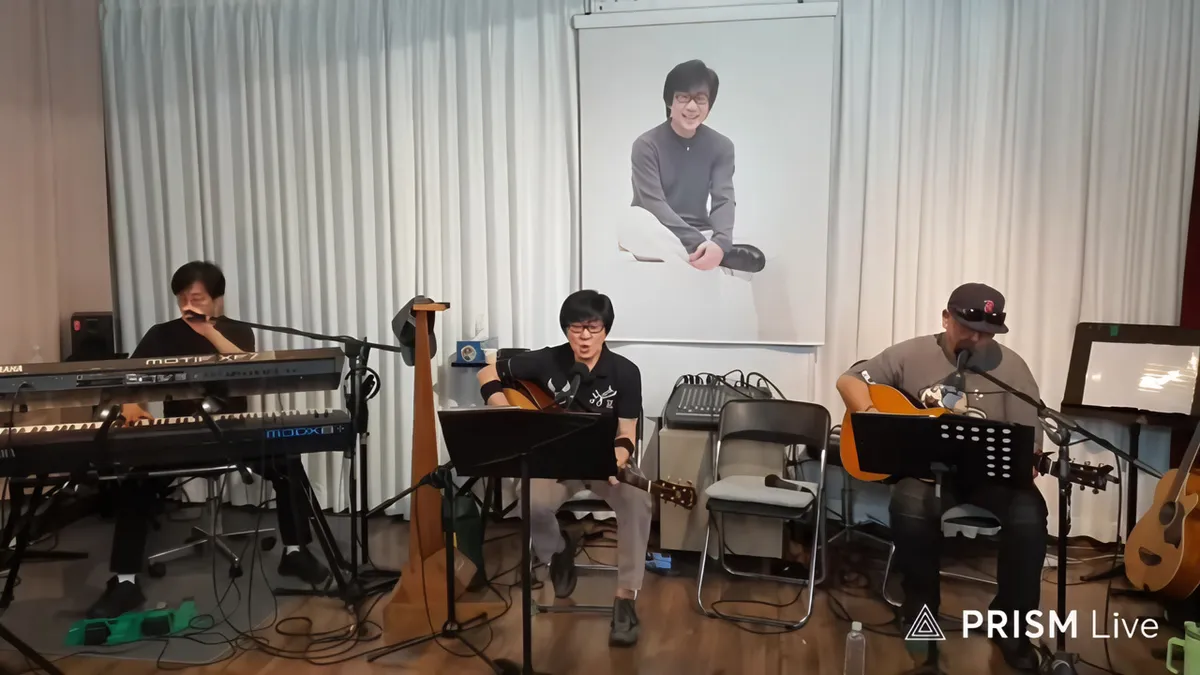 Jeon Young-rok performs with a band session while holding a guitar in the studio