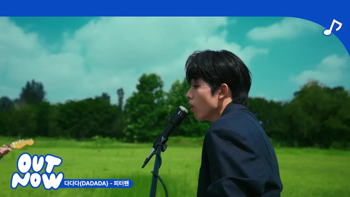 Peter Pan canta frente al micrófono en un campo verde