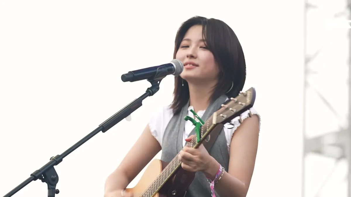Noi canta con su guitarra en el escenario del Incheon Pentaport Rock Festival 2026