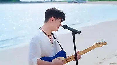 Hong Dae-kwang delivers seasonal confession in 'Seasons Full of You' live clip