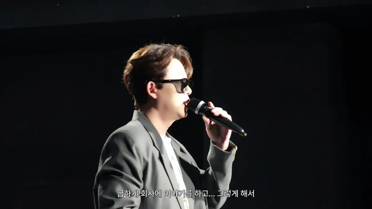 Tony An canta sobre el escenario con gafas de sol