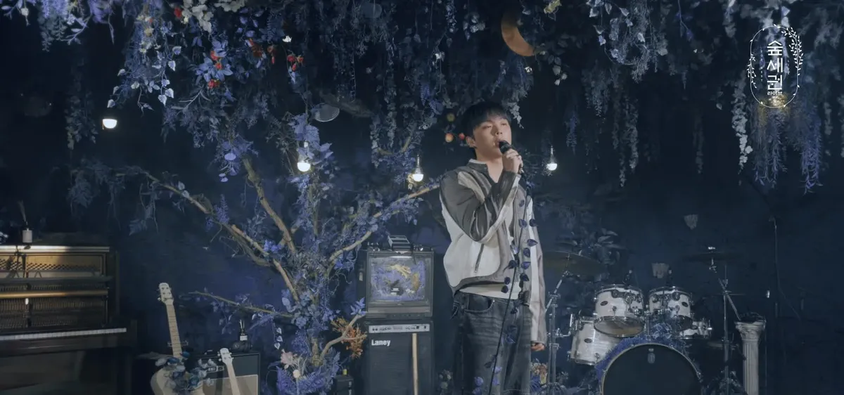 Layone Captivates Audience with 'New Zealand' During Forest-Side Live Performance