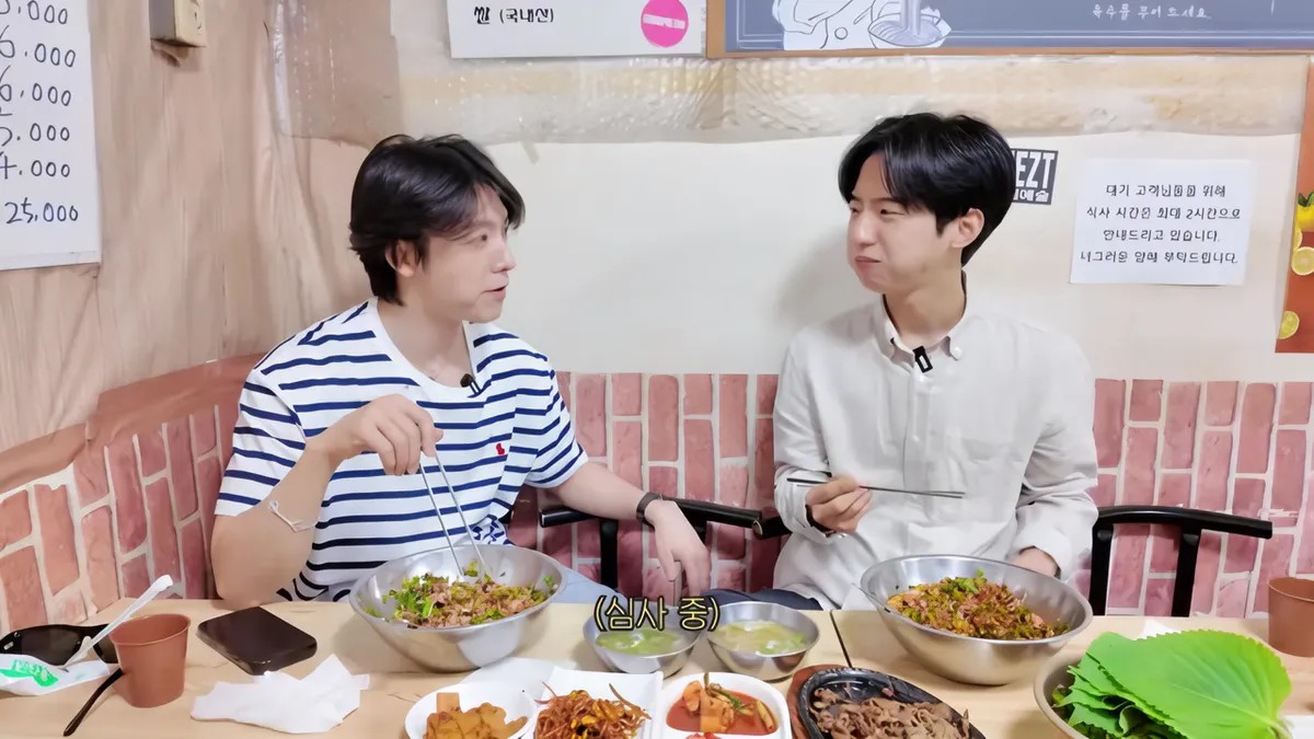 Dong-hae and Kim Hyun-mok Converse Over a Meal at a Restaurant