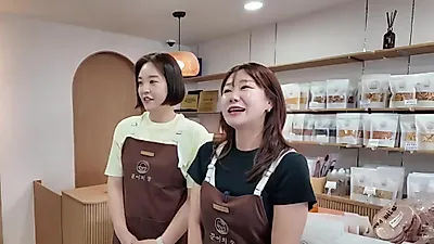 Song Ga-in finds relaxation in Mokpo through food tours and family time
