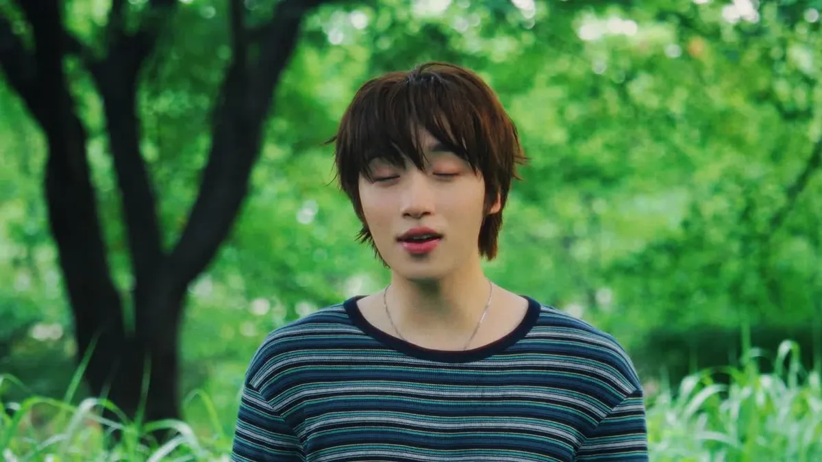 Jung Su-min interpreta la versión en inglés de 'Love Song' en un entorno boscoso