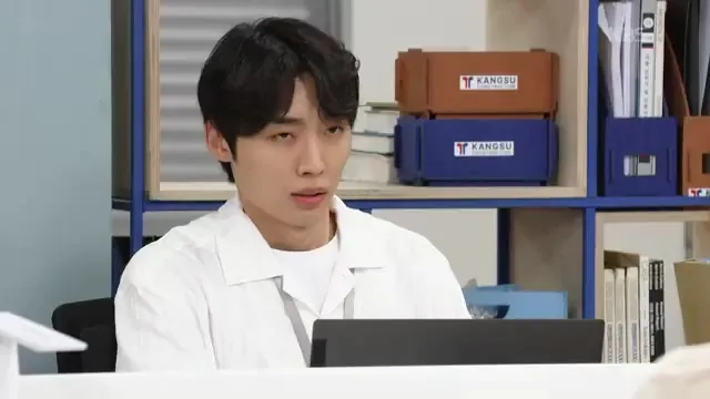 Yoon Jong-hoon shows tension as the requester for the community meeting
