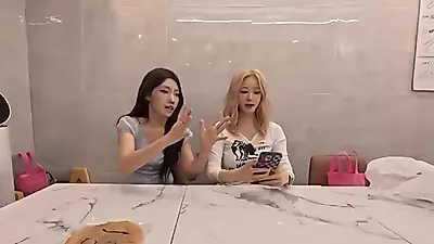 Jun Hyo Seong tours Dongdaemun MZ hotspots with Secret's Yebin