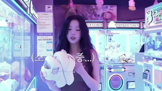 SOOJIN enjoys claw machine games at the arcade — YouTube