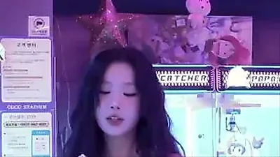 Soojin reveals quirky charm at arcade in new fan interaction video