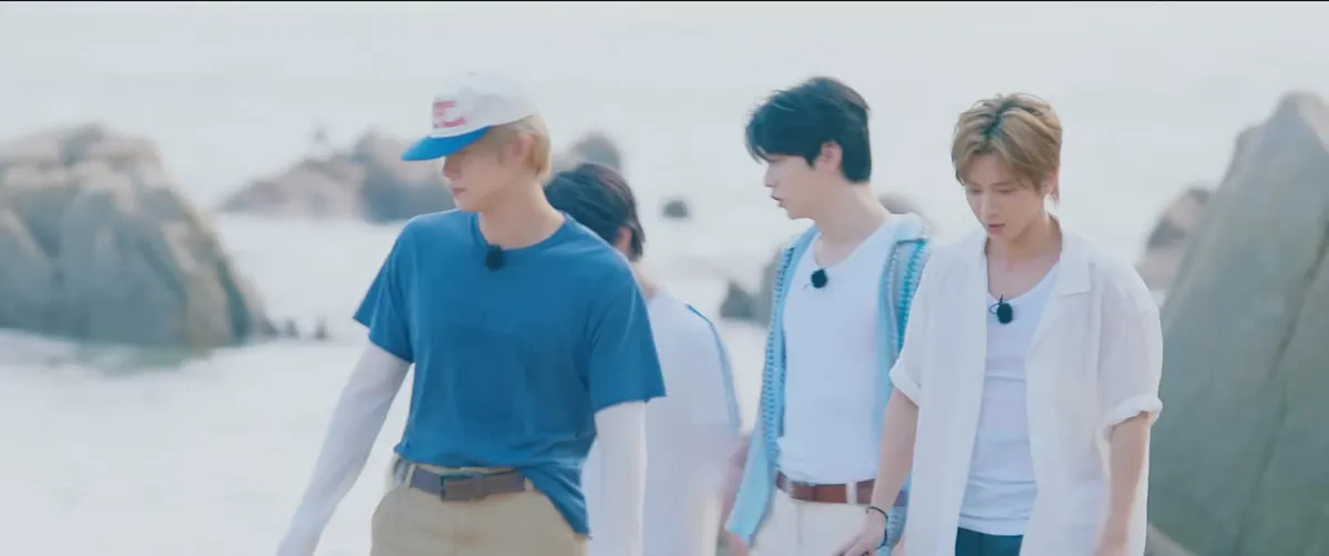 Los miembros de TXT disfrutan de una excursión de un día caminando por la playa — YouTube: TOMORROW X TOGETHER OFFICIAL