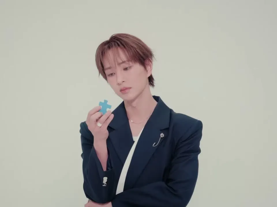 Onew nhìn chằm chằm vào mảnh ghép màu xanh trong trailer KAKERA