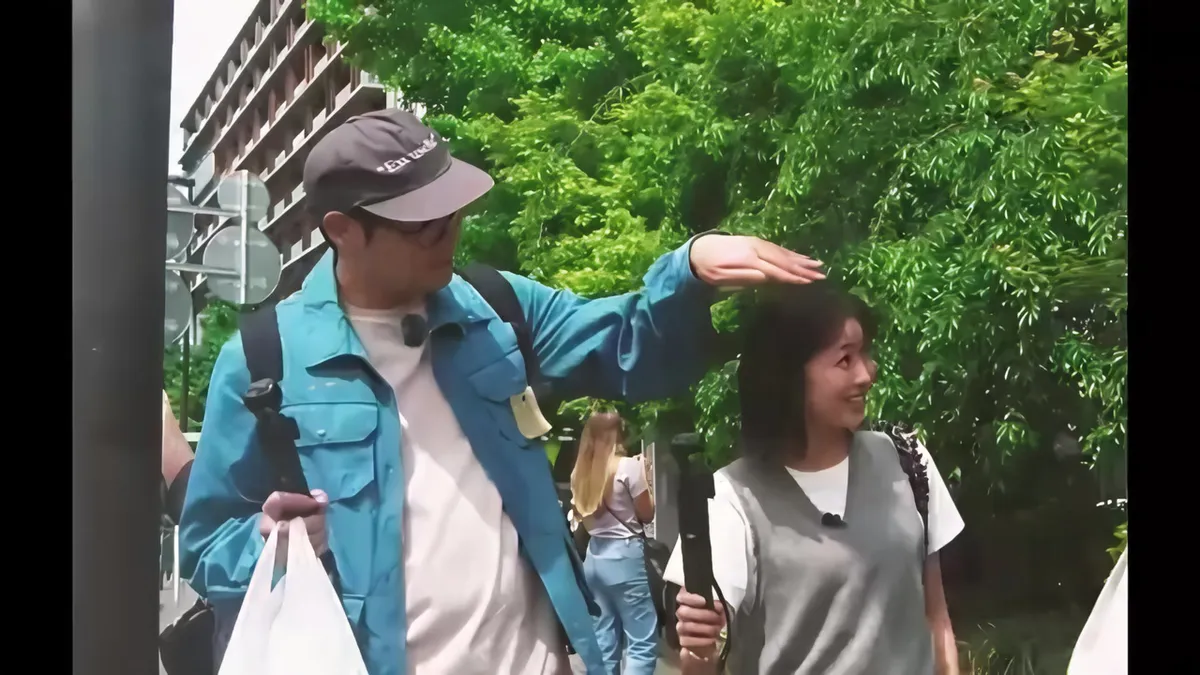 Choi Daniel y Kaho Takada caminan por las calles de Tokio en el video de 'One More Bite'