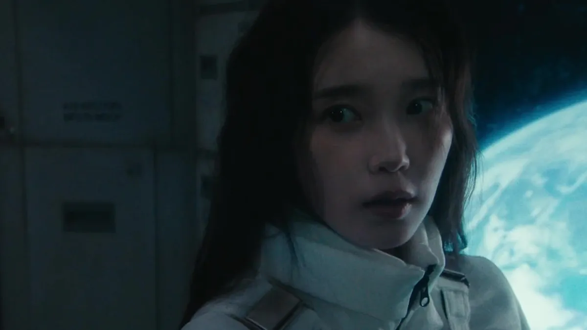 IU aparece con un deslumbrante atuendo blanco en un escenario espacial