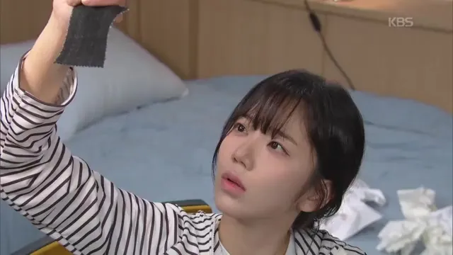 Jeon Hye-won analiza un trozo de tela que parece ser un material para un concurso
