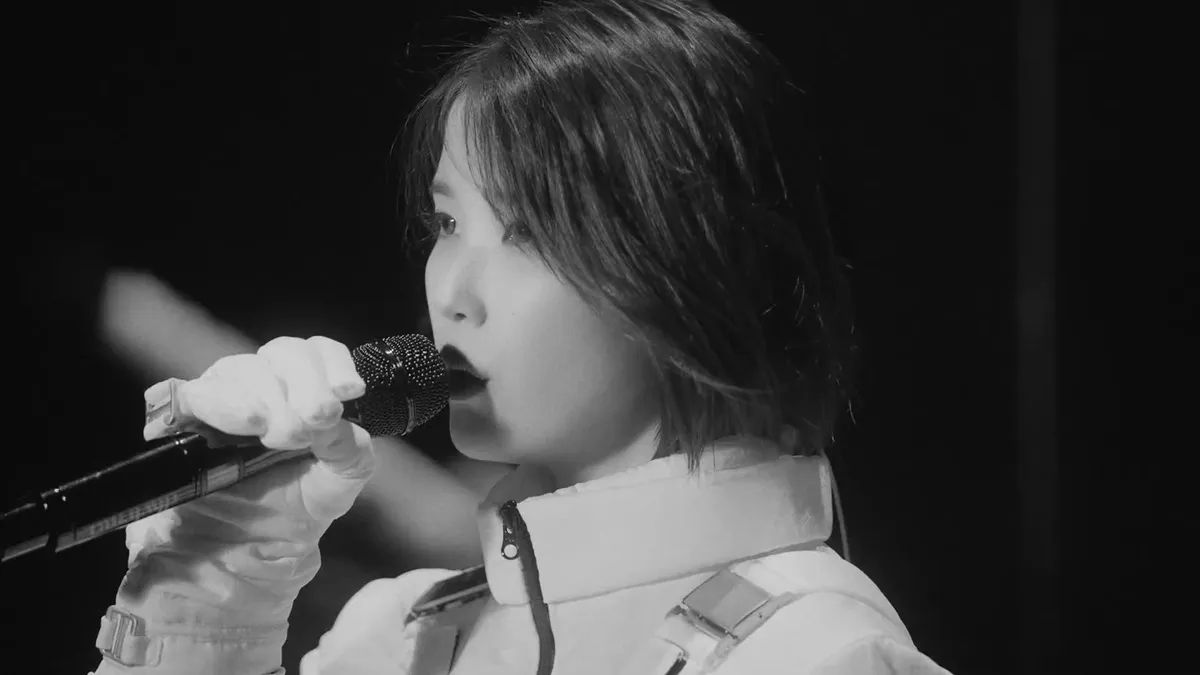 IU để lại dư âm của sự chia ly qua clip live 'Unknown Planet'